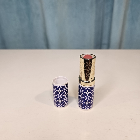 Estee Lauder Lipstick - Picture 3 of 4